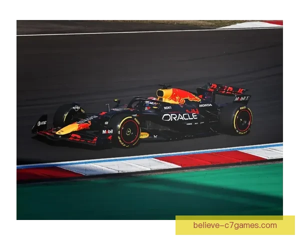 F1赛季最新动态揭晓各车队争冠形势与明星车手表现分析 F1赛季最新动态揭晓各车队争冠形势与明星车手表现分析